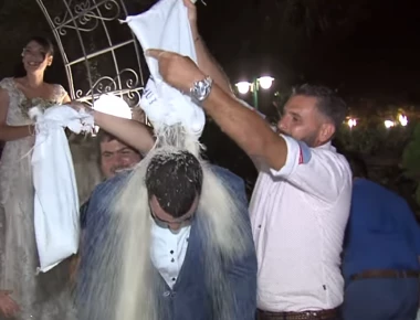 Ο γαμπρός με το κράνος και η νύφη με την ομπρέλα που τρέλαναν κόσμο στην εκκλησία - Βίντεο
